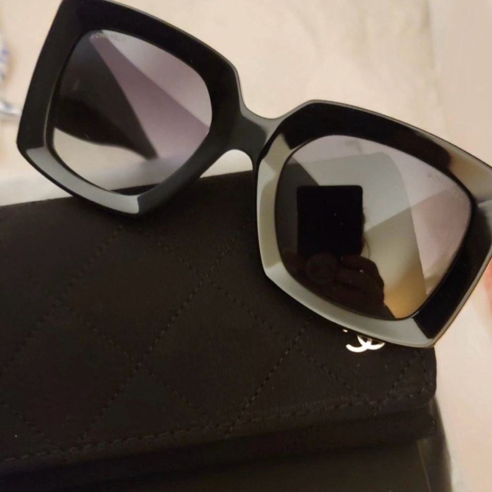 CHANEL Elegant Black Sunglasses Full inclusion with COA - Picture 15 of 16